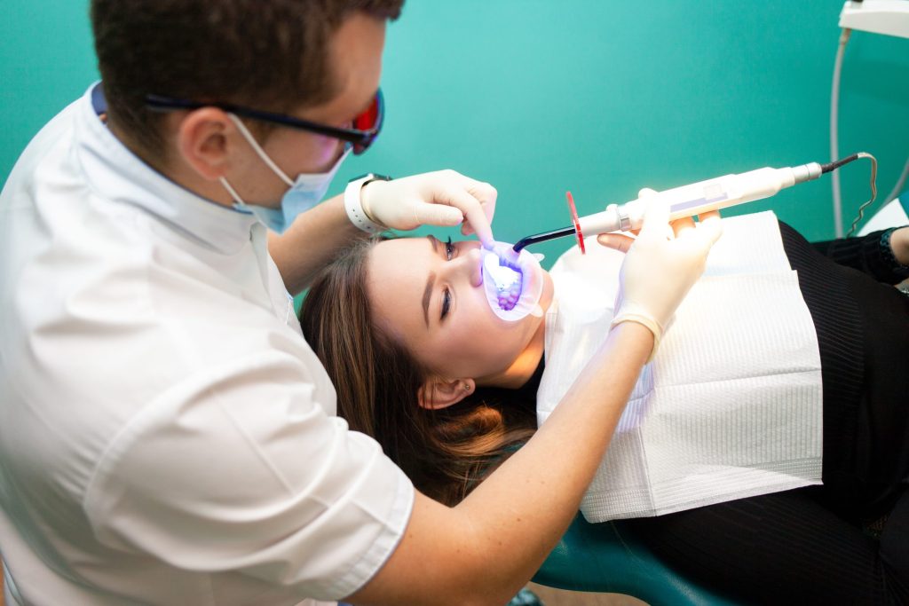 Lumineers vs. Traditional Veneers: Which Is Best for Your Smile Makeover?